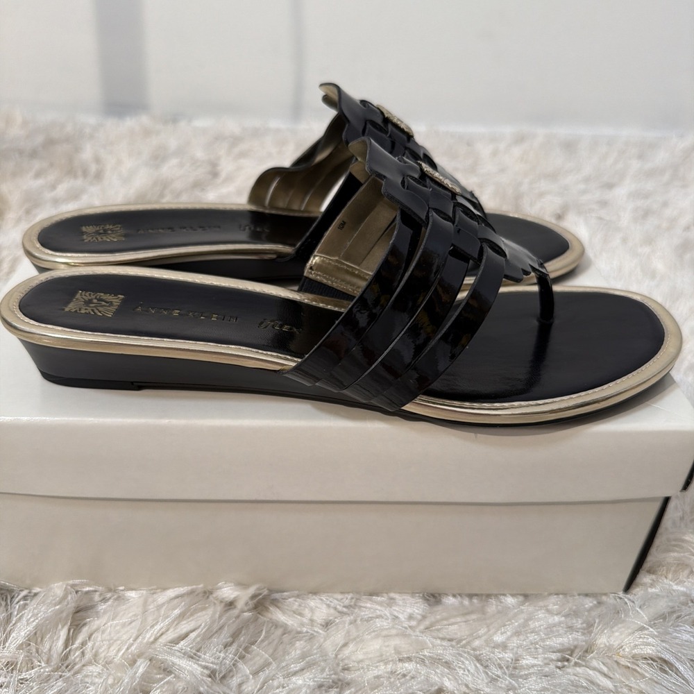 Anne Klein IFlex Woven Patent Slide Sandals Womens 10 Black Gold Logo Mule Wedge - Picture 3 of 11